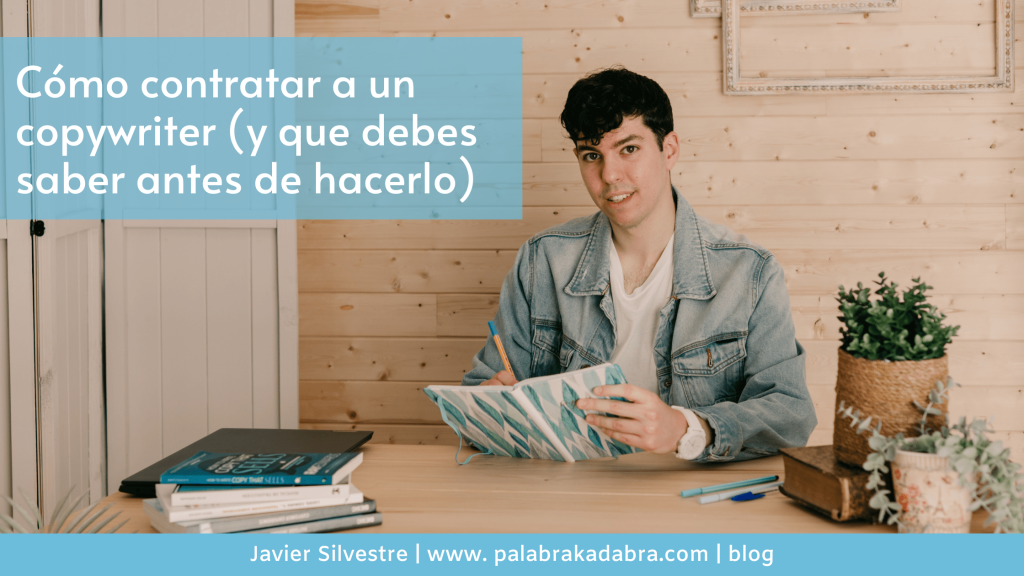 Javier Silvestre copywriter escribiendo en la libreta